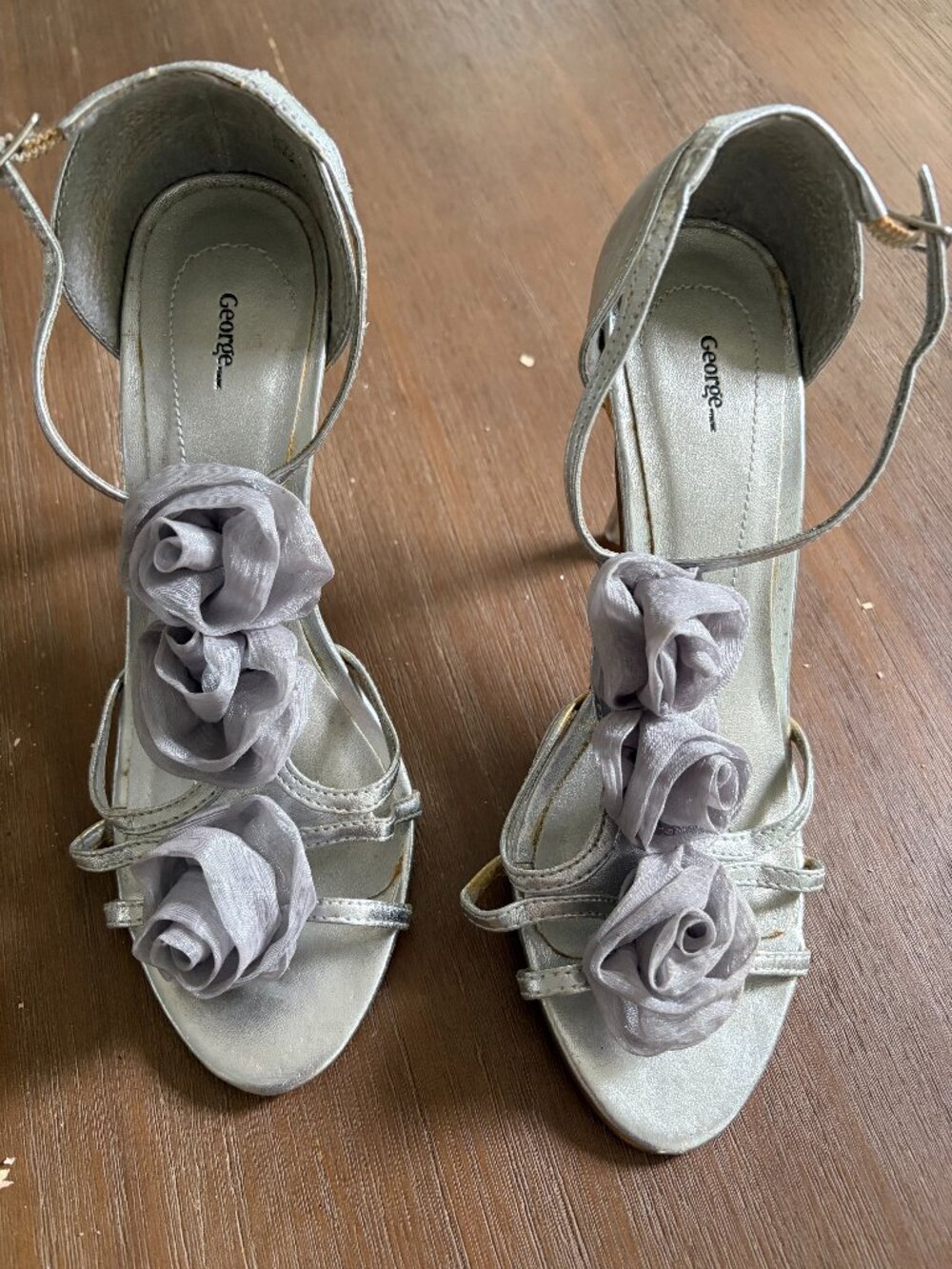 George Sandales à talons Argentées avec Fleurs – Neuves NWOT